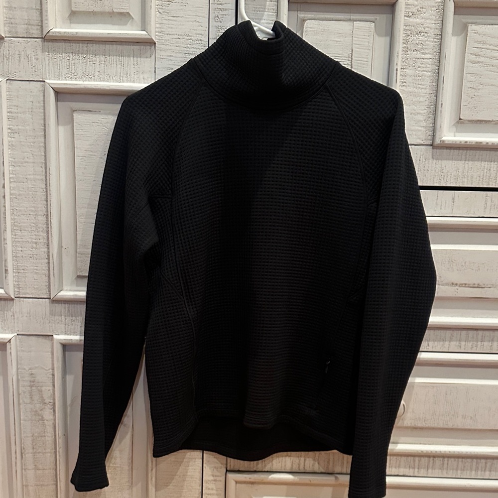 Lululemon Size 4 Black Waffle Knit Turtleneck Pullover